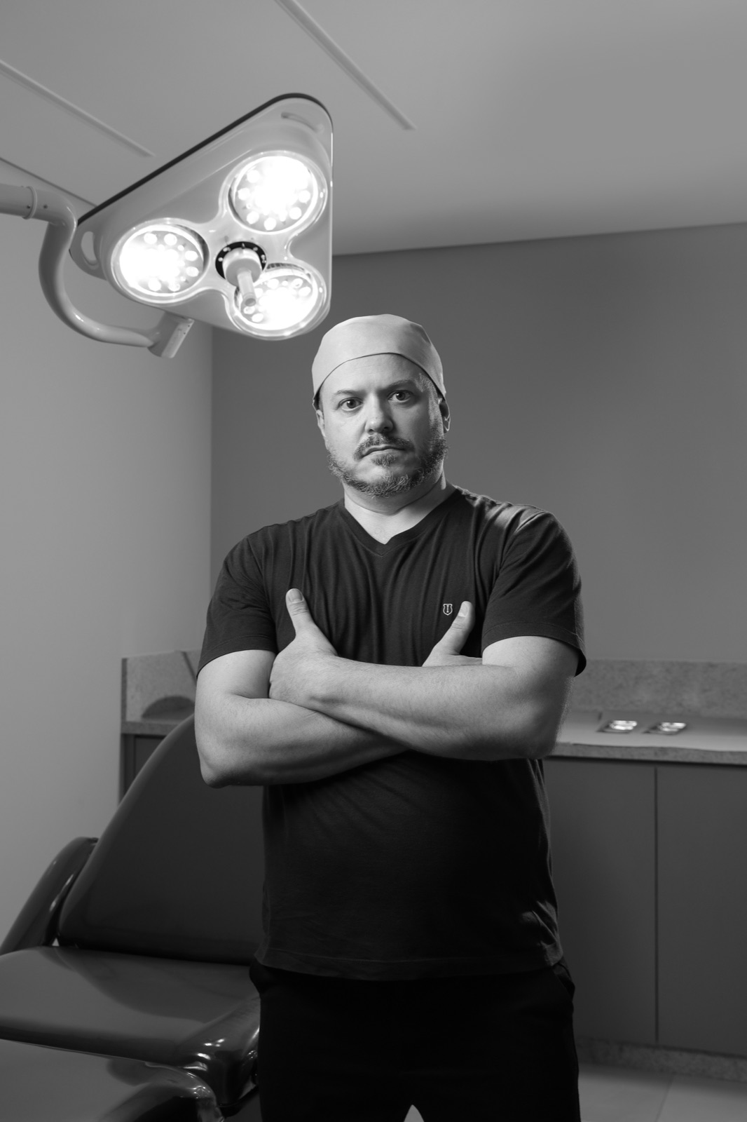 Médico da Clínica Capelli em traje cirúrgico no centro cirúrgico